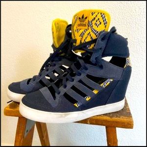 Adidas Attitude Cutout Wedge. Navy Yellow Sz. 6.5